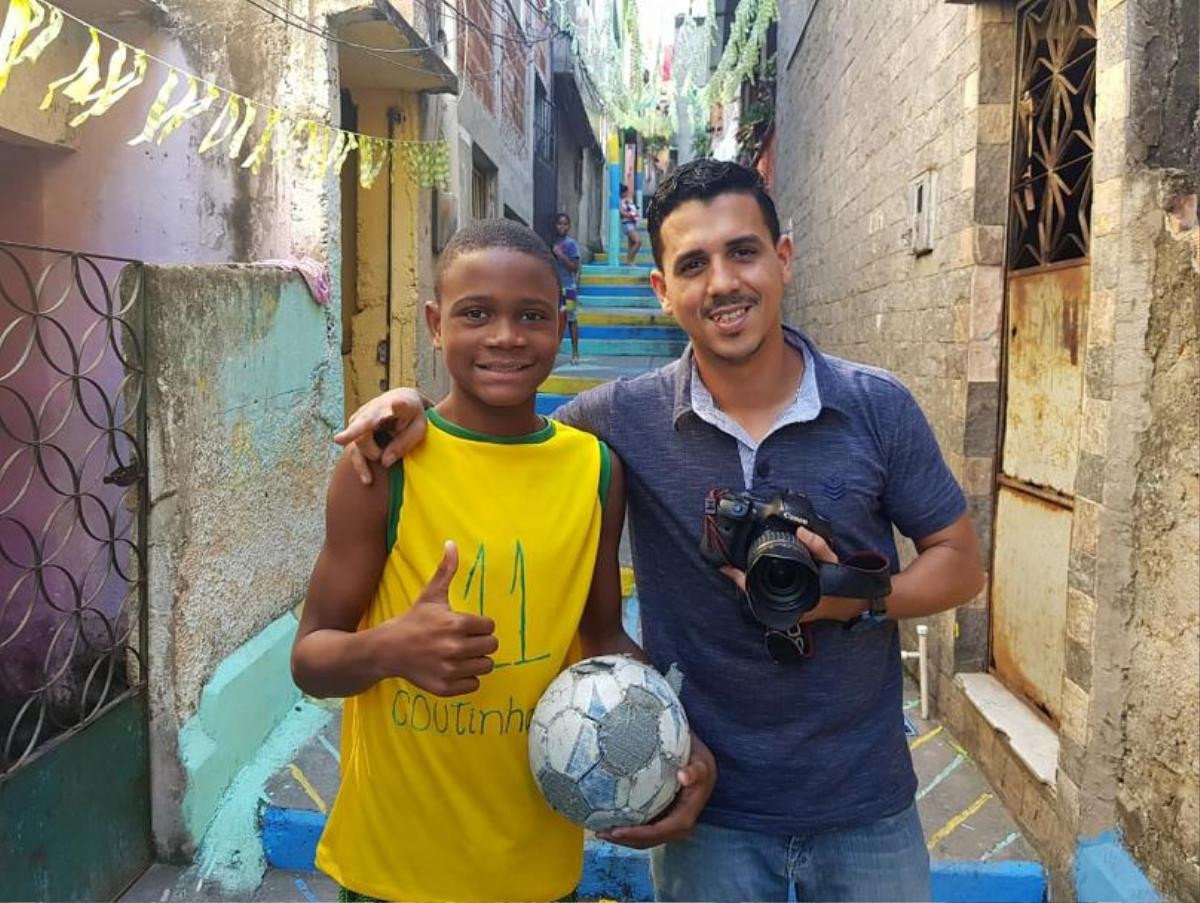 Cậu bé Brazil viết tên thần tượng lên áo gây 'bão' mạng và món quà bất ngờ gửi từ World Cup Ảnh 2