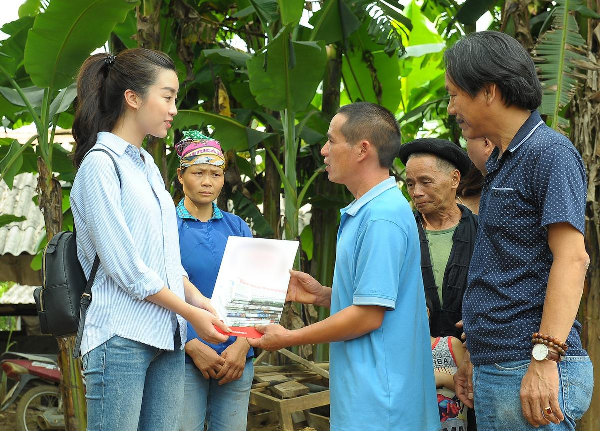 Hoa hậu Đỗ Mỹ Linh giản dị đi cứu trợ đồng bào Hà Giang bị bão lũ Ảnh 3