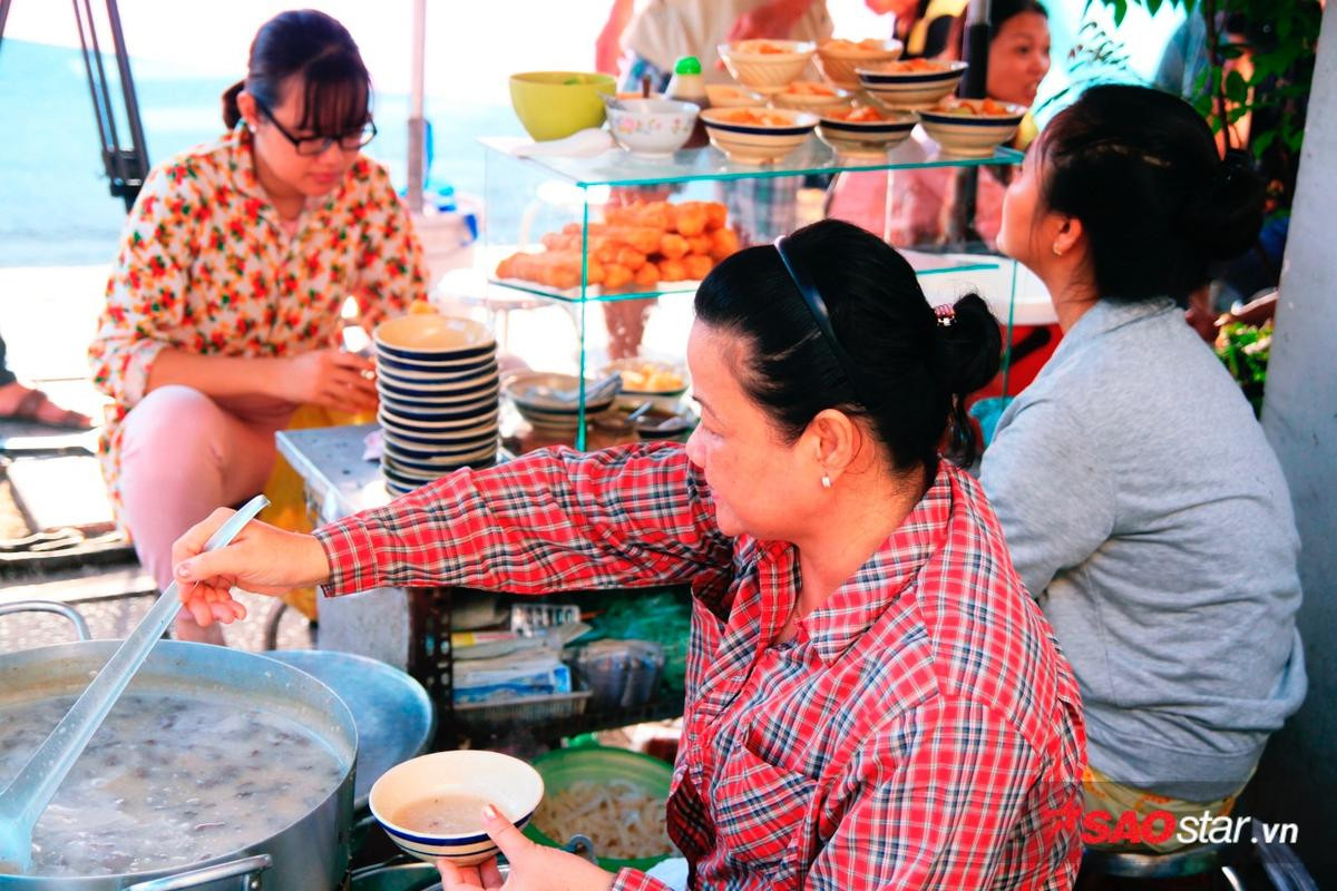 Ăn tô cháo 5k của chị Tư Sài Gòn và nghe chuyện “Con ơi con, nhớ giữ để giúp người nghèo nghen…” Ảnh 14