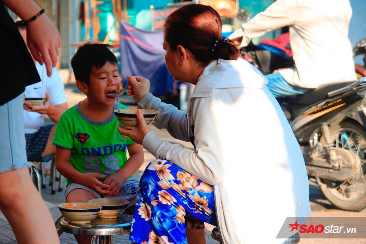 Ăn tô cháo 5k của chị Tư Sài Gòn và nghe chuyện “Con ơi con, nhớ giữ để giúp người nghèo nghen…” Ảnh 5