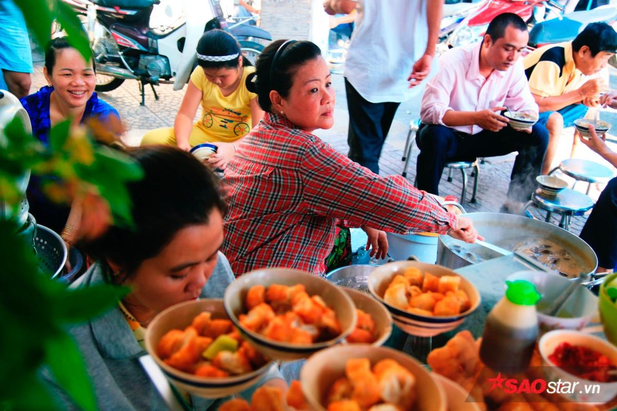 Ăn tô cháo 5k của chị Tư Sài Gòn và nghe chuyện “Con ơi con, nhớ giữ để giúp người nghèo nghen…” Ảnh 1