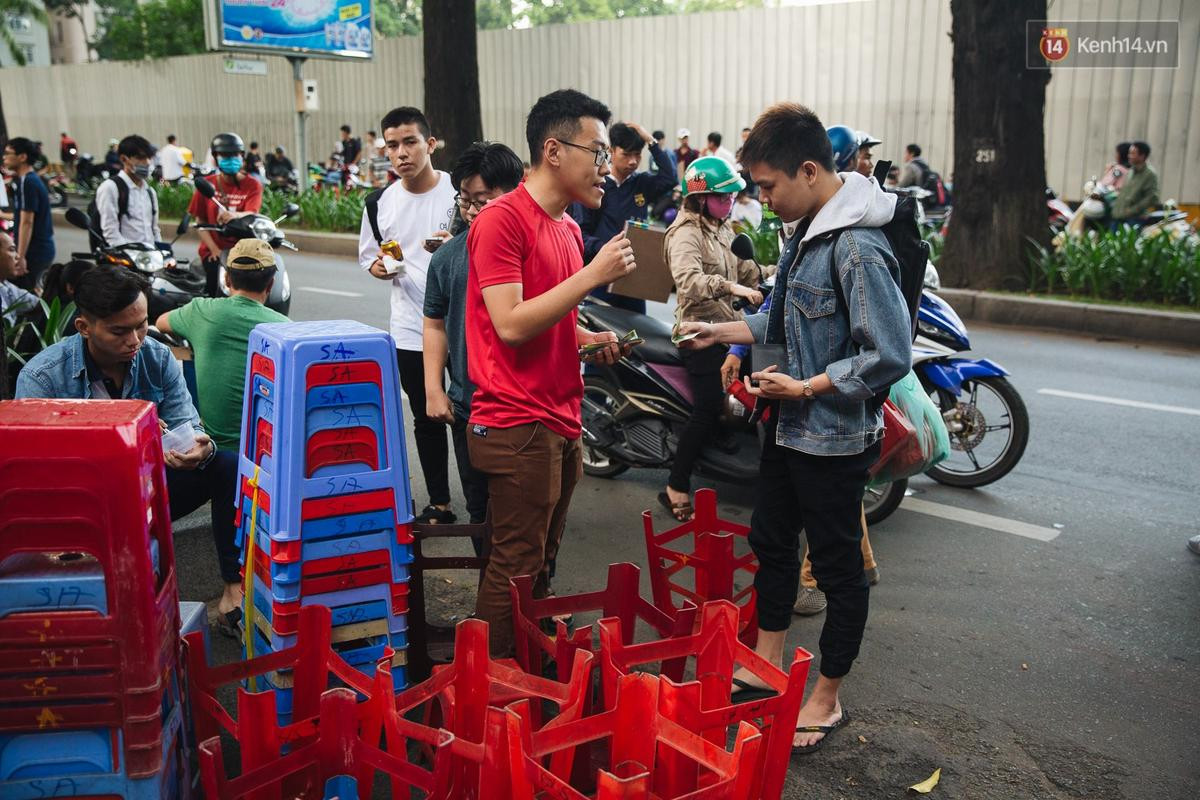 Chuyện lạ trước cổng trường thi vào ĐH Kiến trúc TP HCM: Sinh viên phải thuê ghế để ngồi thi, 40k/cặp, đặt cọc 60k Ảnh 1