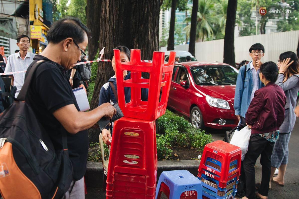 Chuyện lạ trước cổng trường thi vào ĐH Kiến trúc TP HCM: Sinh viên phải thuê ghế để ngồi thi, 40k/cặp, đặt cọc 60k Ảnh 2