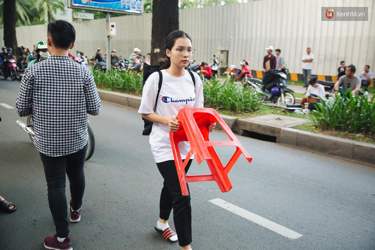 Chuyện lạ trước cổng trường thi vào ĐH Kiến trúc TP HCM: Sinh viên phải thuê ghế để ngồi thi, 40k/cặp, đặt cọc 60k Ảnh 8