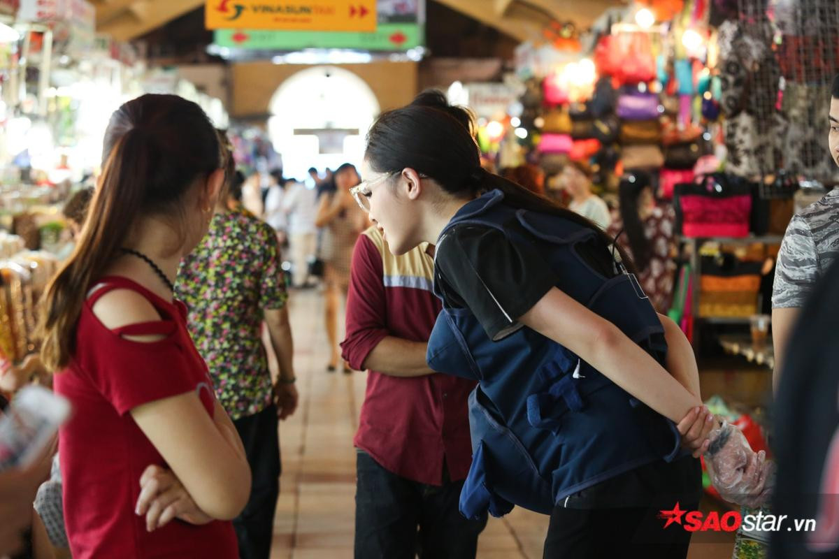 Hé lộ lý do Trấn Thành - Hương Giang cự cãi, tranh giành khu vực bán hàng tại chợ Bến Thành Ảnh 3