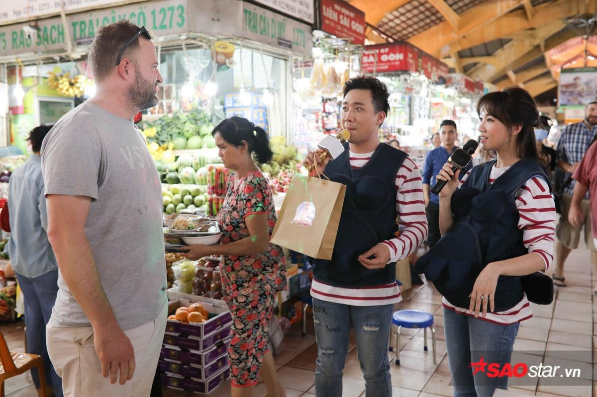 Hé lộ lý do Trấn Thành - Hương Giang cự cãi, tranh giành khu vực bán hàng tại chợ Bến Thành Ảnh 2