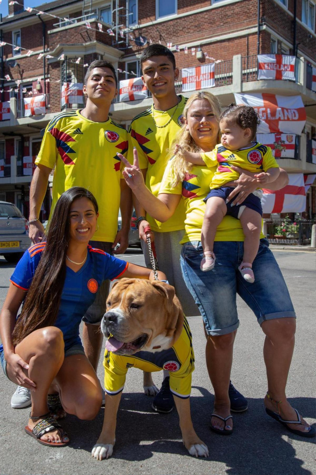 World Cup: Đêm đáng nhớ với gia đình người Colombia giữa khu phố rợp cờ Anh Ảnh 2