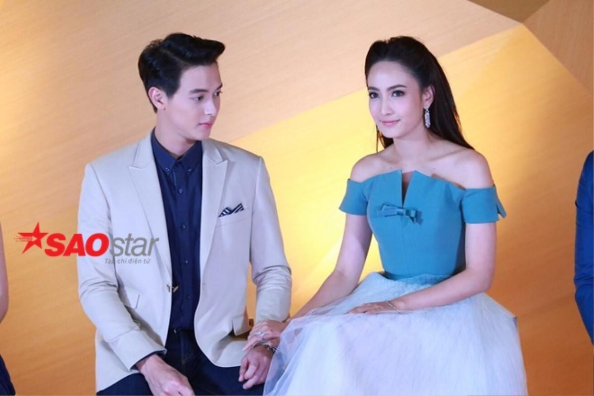 ‘Trò chơi tình ái’ giờ mới bắt đầu: Được Taew Natapohn đút ăn đùi gà, James Jirayu đã yêu đến phát điên Ảnh 1