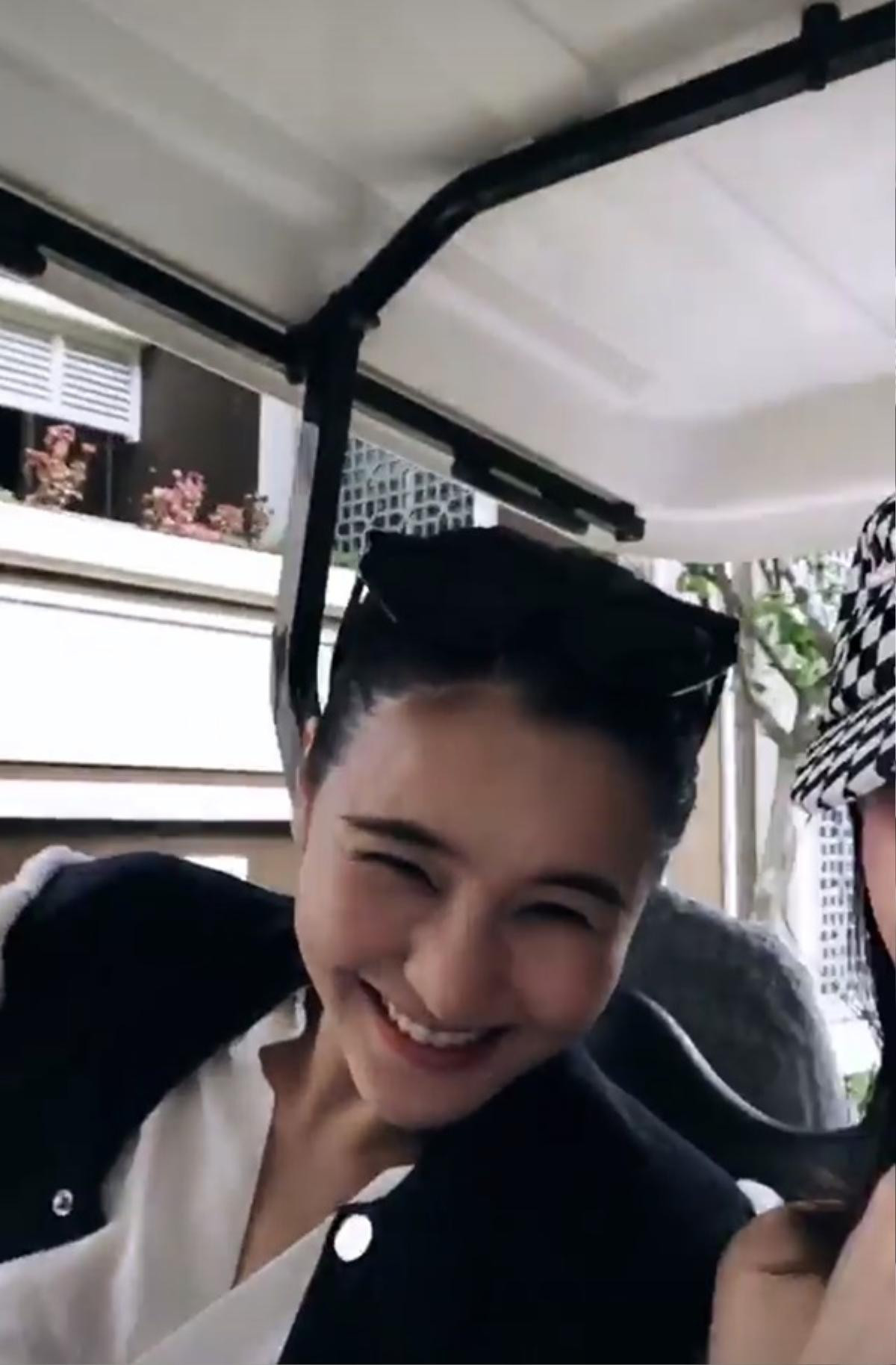 Aom Sushar 'khoe' nhan sắc không tuổi, cười tít mắt khi vừa đặt chân đến Việt Nam Ảnh 3