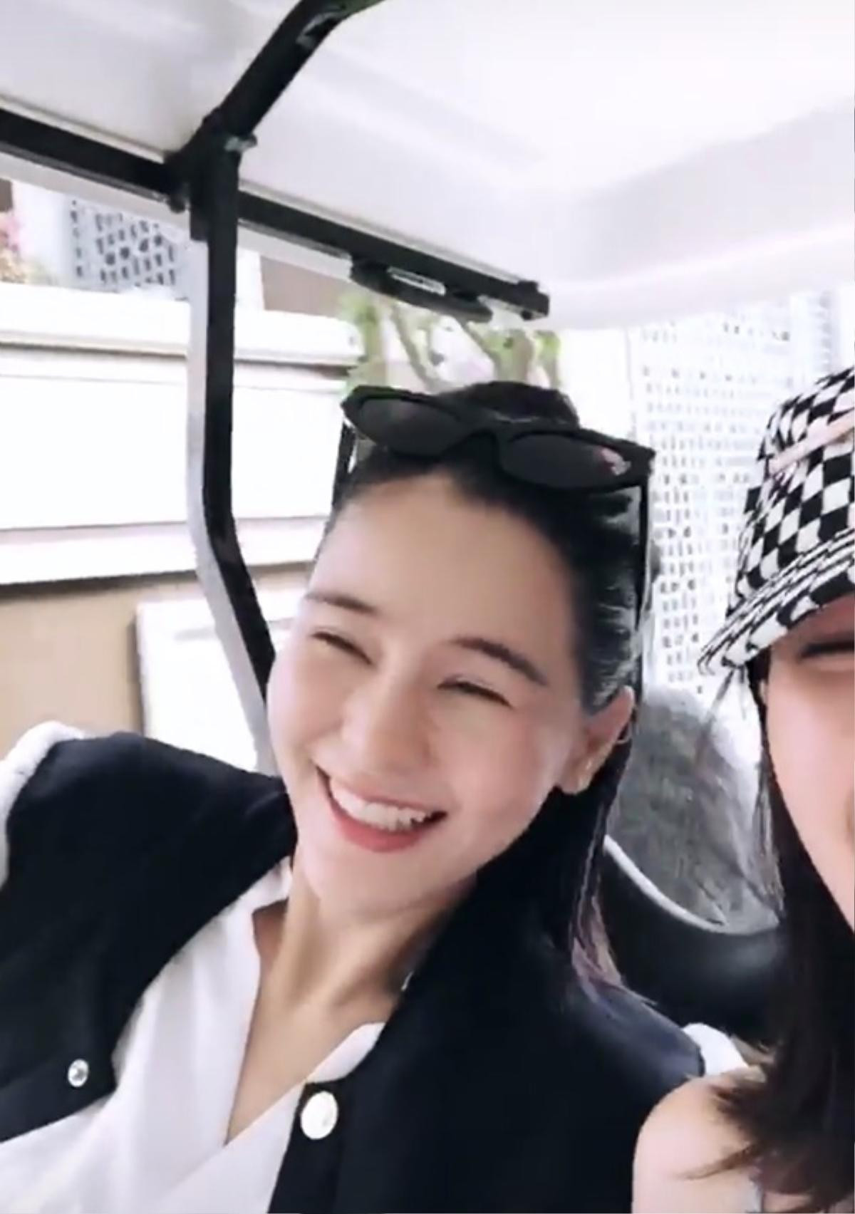 Aom Sushar 'khoe' nhan sắc không tuổi, cười tít mắt khi vừa đặt chân đến Việt Nam Ảnh 2