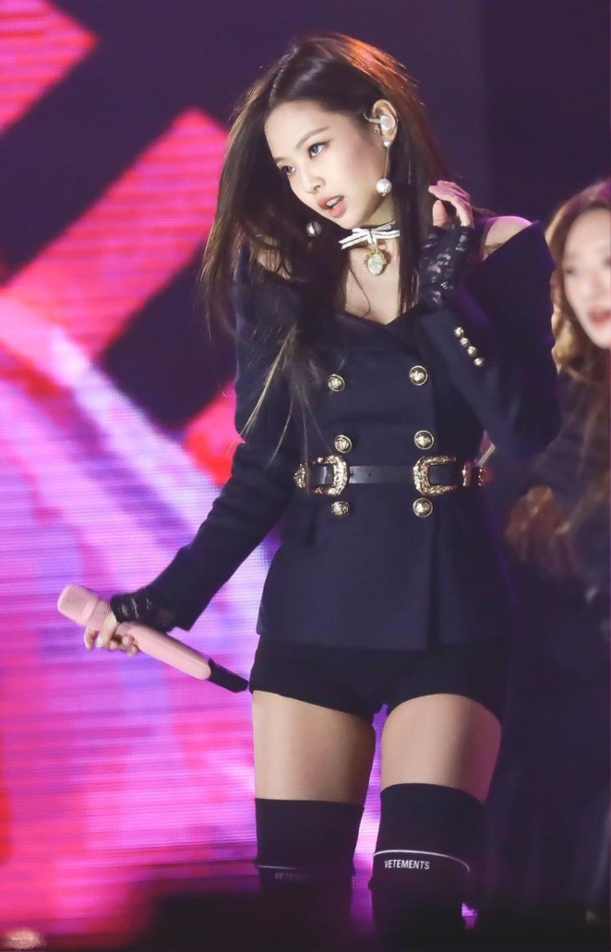 Xuýt xoa với tuyển tập những trang phục sexy nhất của Jennie (BLACKPINK) Ảnh 1