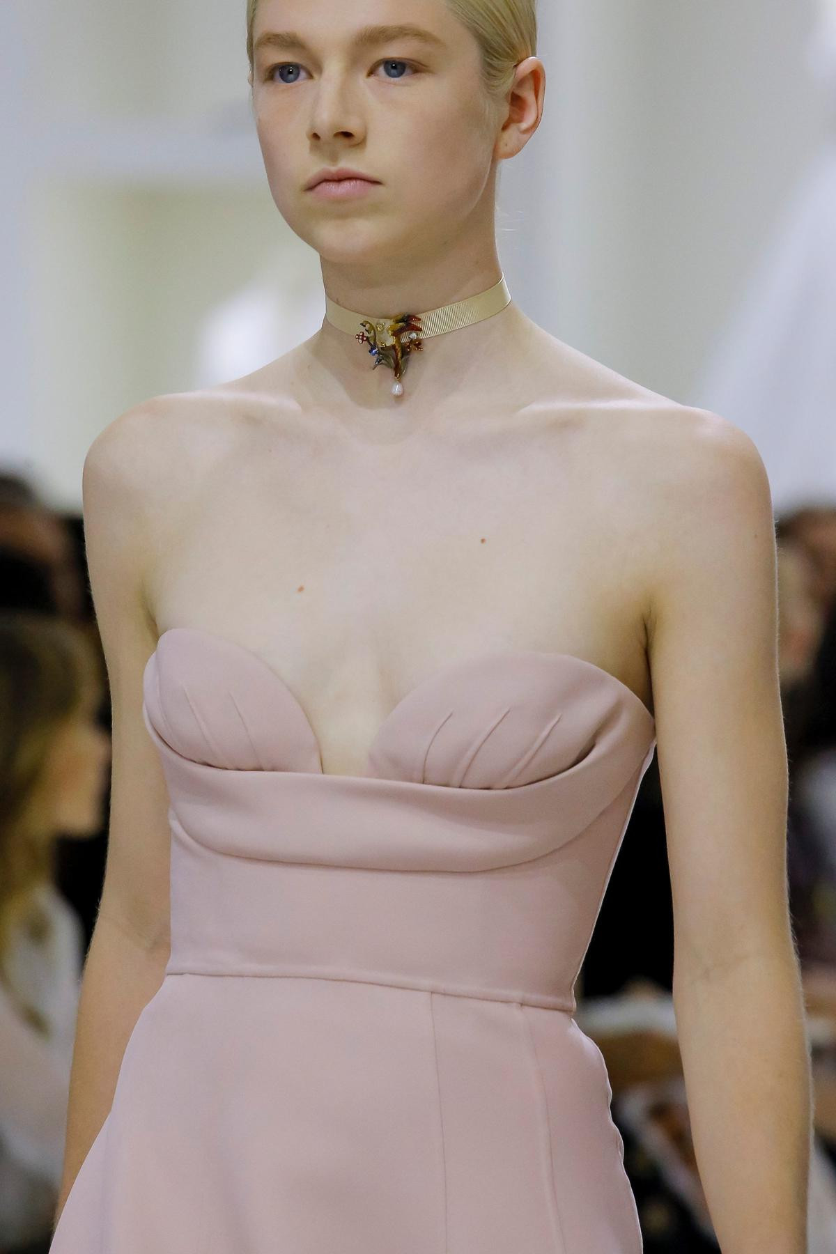 Dior Couture Thu 2018 - giấc mơ thanh xuân ai cũng mơ được chạm tay vào Ảnh 7