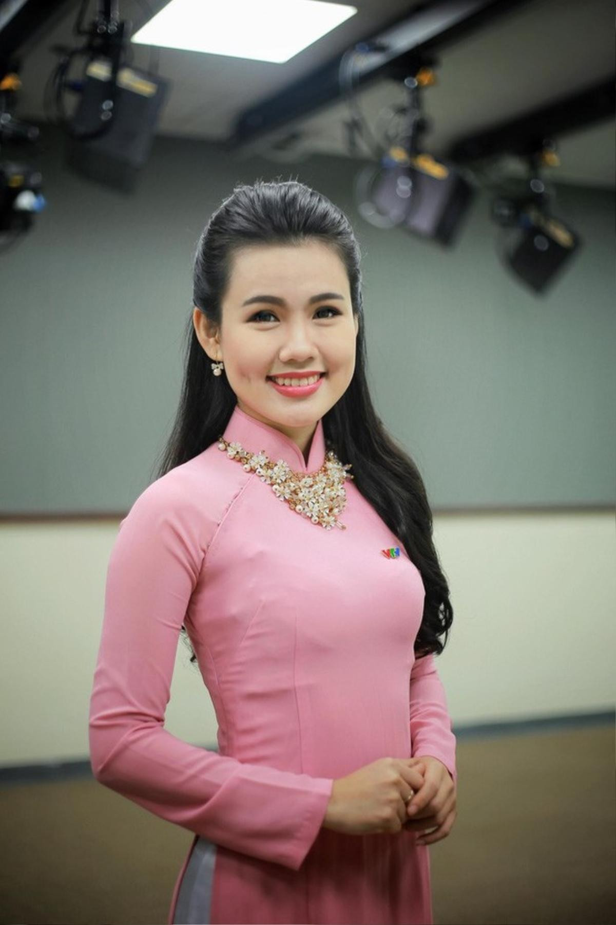 Nhan sắc đời thường xinh như hoa của dàn BTV và MC lọt vào đề cử VTV Award 2018 Ảnh 21