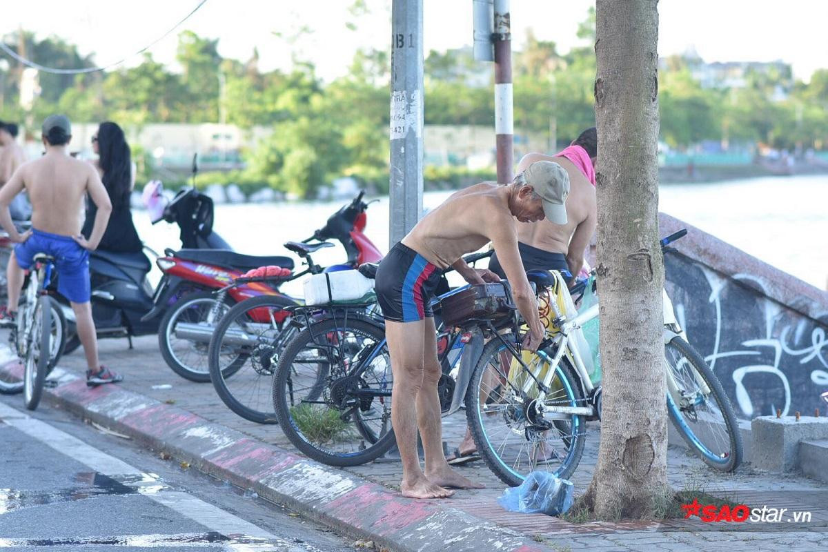 Người Hà Nội đổ xô đi tắm hồ Tây giải nhiệt ngày nắng nóng đỉnh điểm Ảnh 1