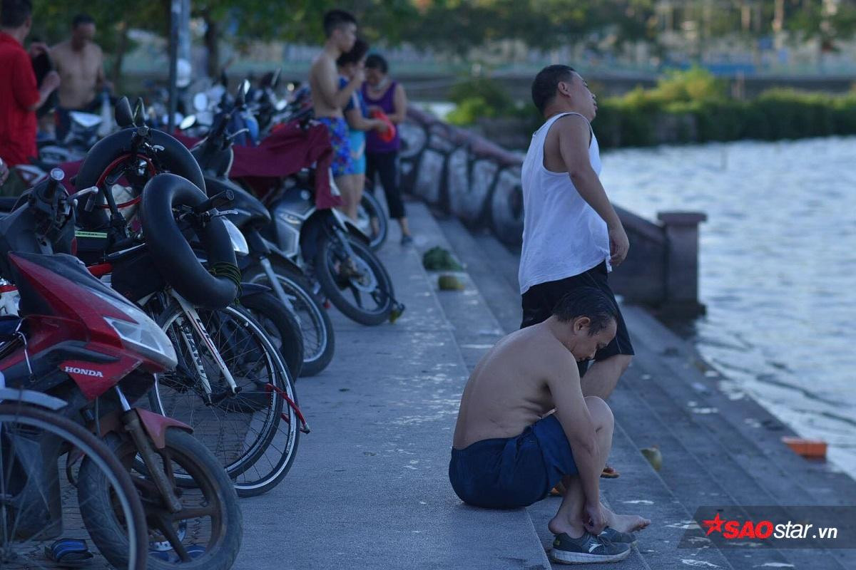 Người Hà Nội đổ xô đi tắm hồ Tây giải nhiệt ngày nắng nóng đỉnh điểm Ảnh 7