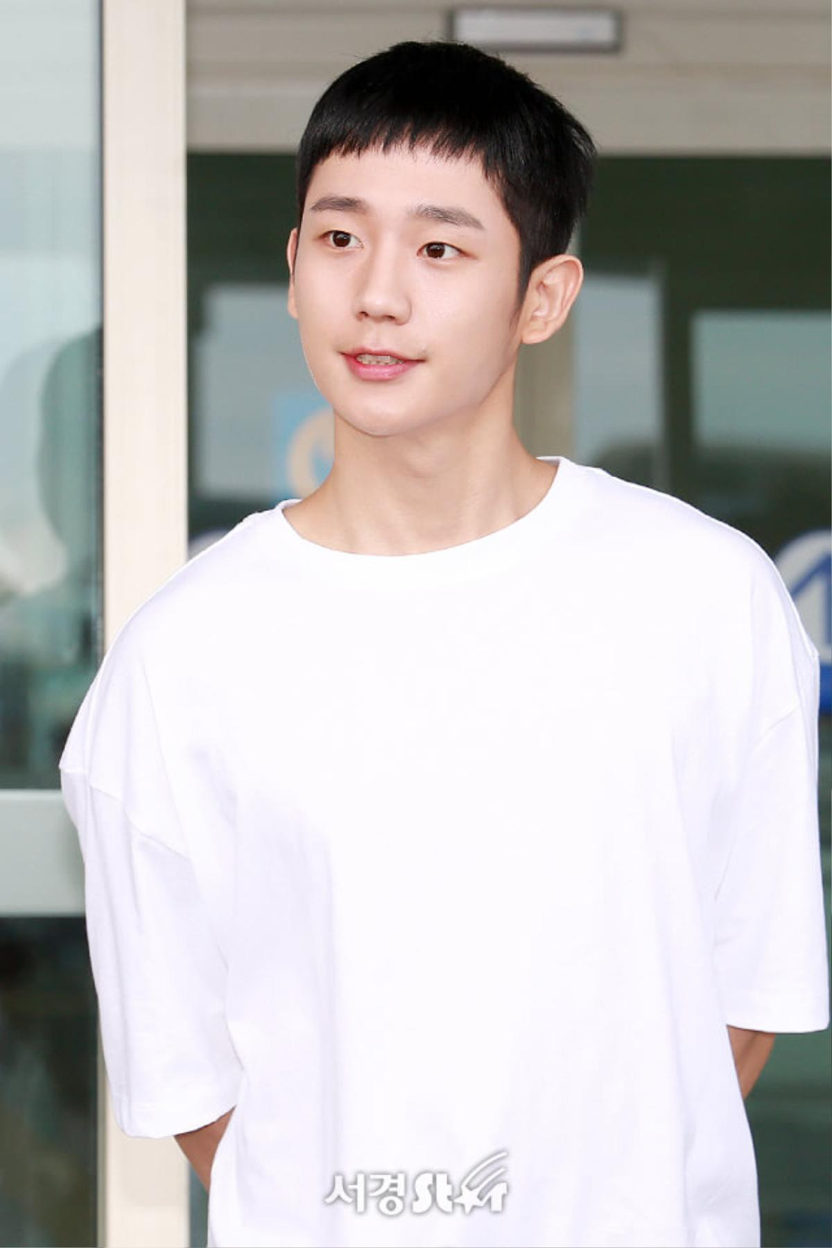 Jung Hae In cúi đầu chào người hâm mộ, lên đường thẳng tiến đến Việt Nam họp fan meeting Ảnh 16