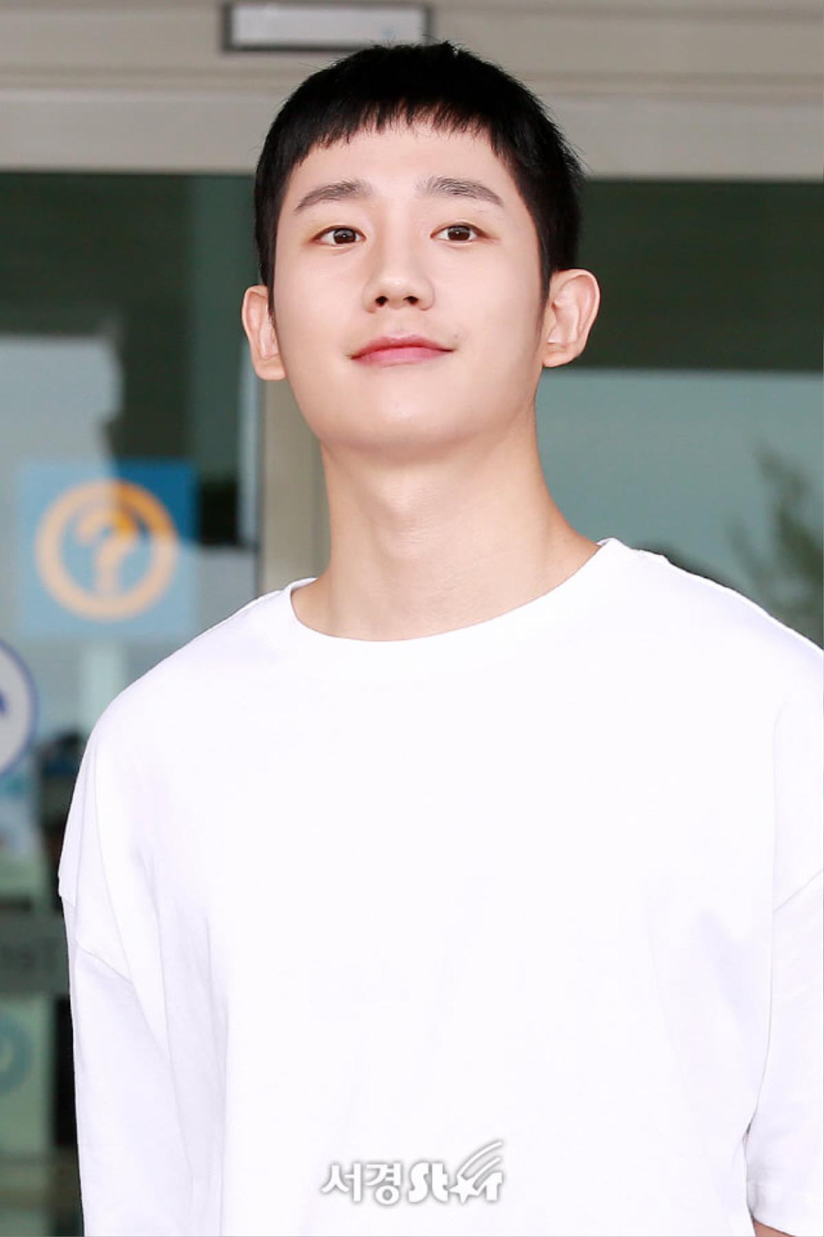 Jung Hae In cúi đầu chào người hâm mộ, lên đường thẳng tiến đến Việt Nam họp fan meeting Ảnh 17