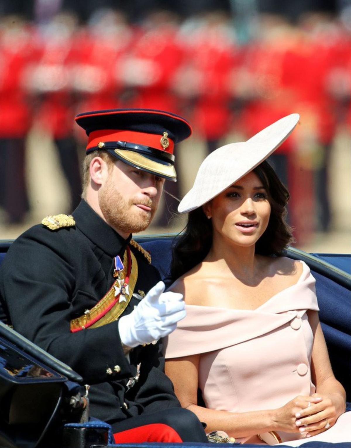 Chỉ một chiếc váy vàng cực kỳ đơn giản nhưng Công nương Meghan Markle được cả thế giới ca tụng Ảnh 3