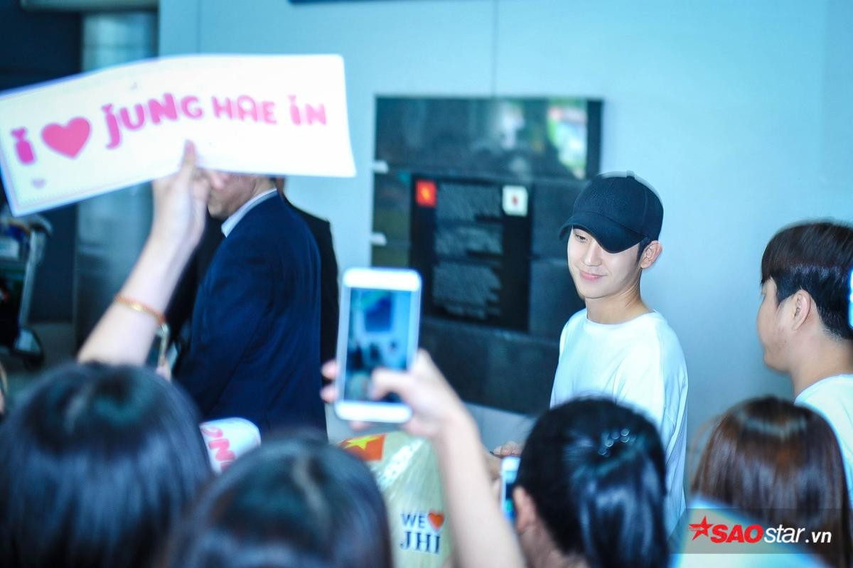 Jung Hae In đẹp trai ngời ngời, đội nón lá thân thiện vẫy tay chào fan Việt Ảnh 2