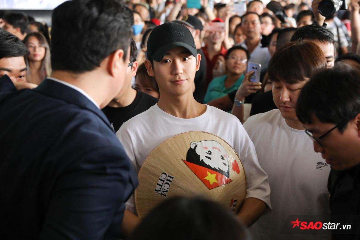 Jung Hae In đẹp trai ngời ngời, đội nón lá thân thiện vẫy tay chào fan Việt Ảnh 4