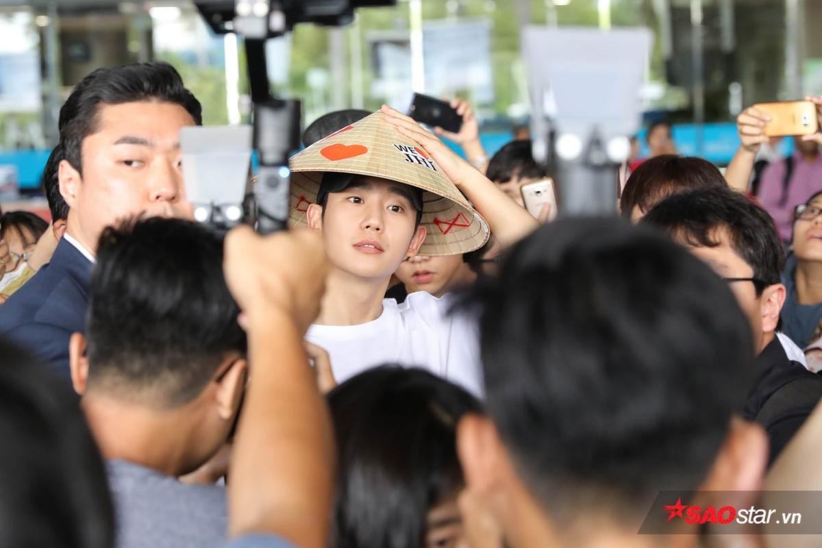 Jung Hae In đẹp trai ngời ngời, đội nón lá thân thiện vẫy tay chào fan Việt Ảnh 3