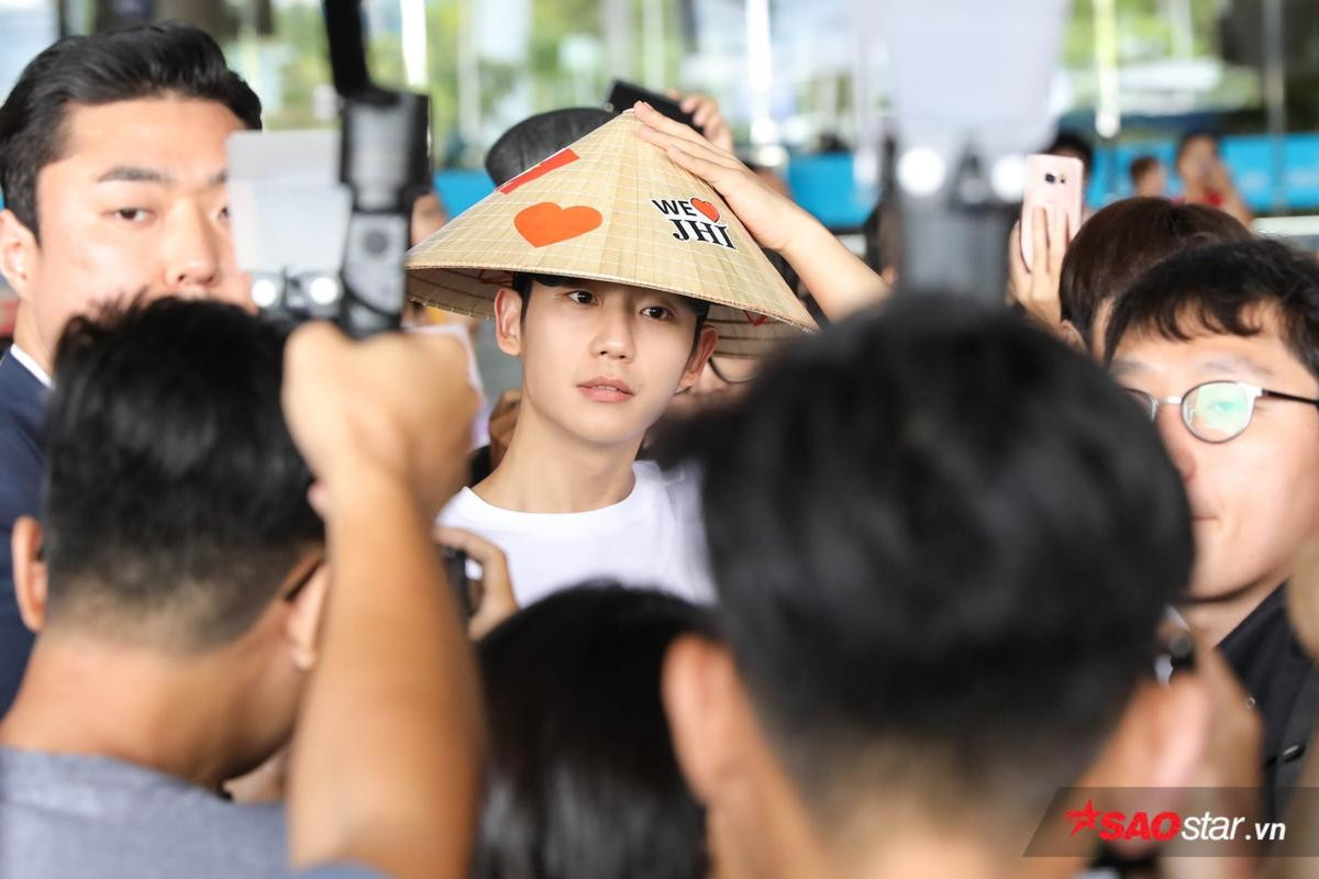 Jung Hae In đẹp trai ngời ngời, đội nón lá thân thiện vẫy tay chào fan Việt Ảnh 5