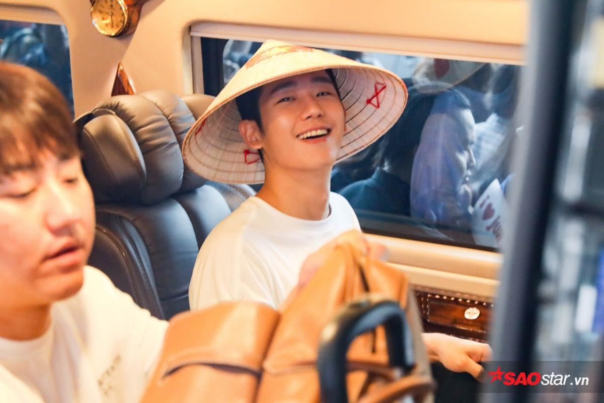 Jung Hae In đẹp trai ngời ngời, đội nón lá thân thiện vẫy tay chào fan Việt Ảnh 6