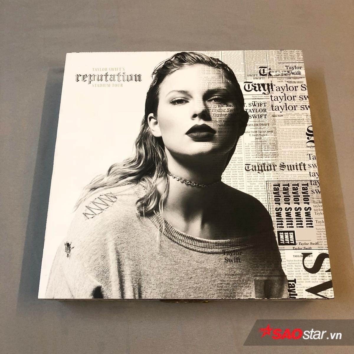 Đập hộp album 'độc nhất vô nhị' của Taylor Swift: Cả sân khấu khổng lồ, màn hình LED xuất hiện trong tay bạn! Ảnh 2