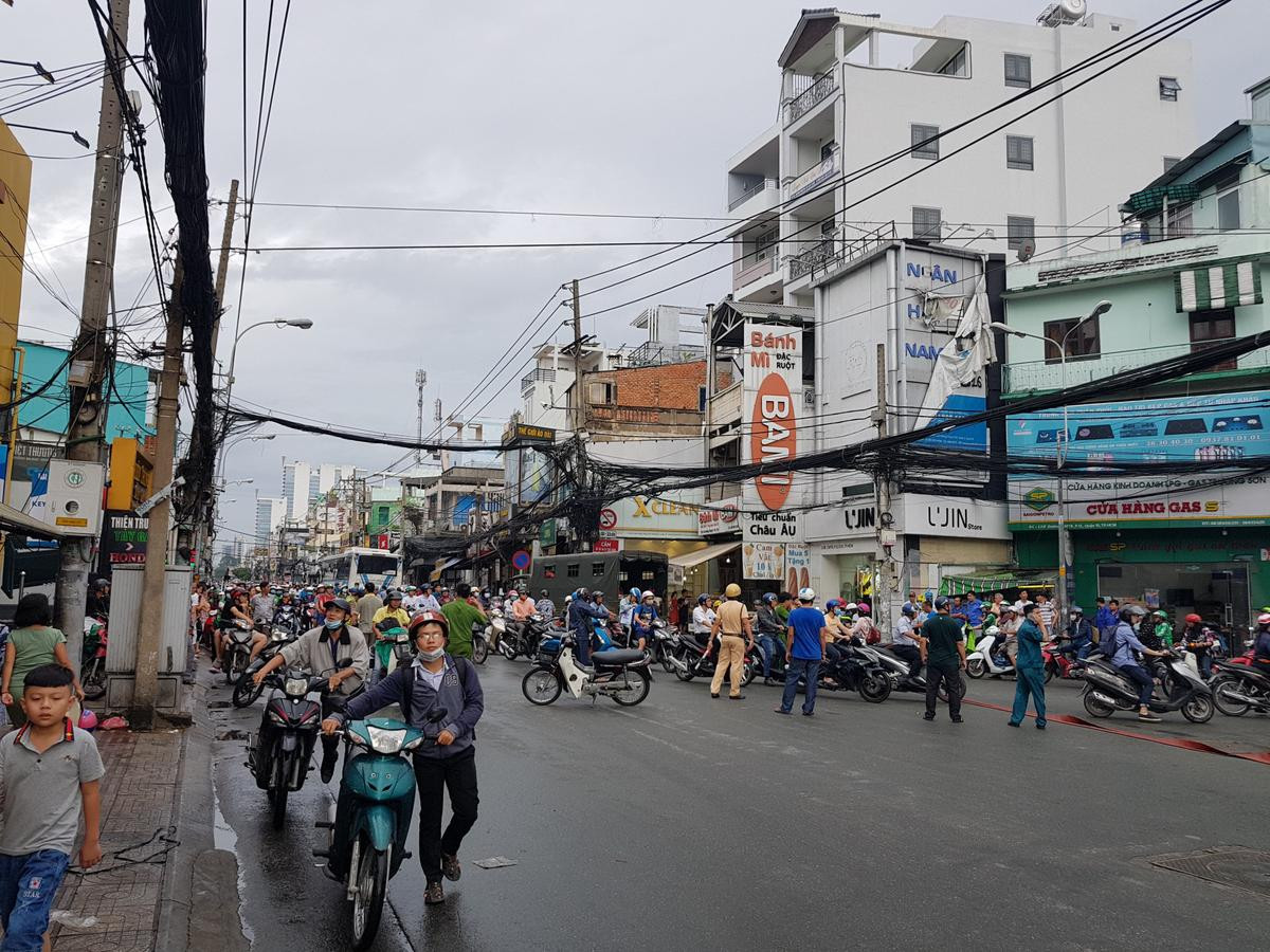 Cháy nhà trong hẻm, cả khu chợ Hòa Hưng nháo nhào Ảnh 3