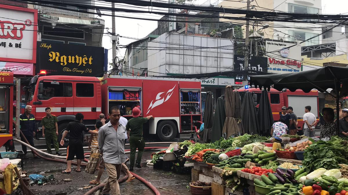 Cháy nhà trong hẻm, cả khu chợ Hòa Hưng nháo nhào Ảnh 1