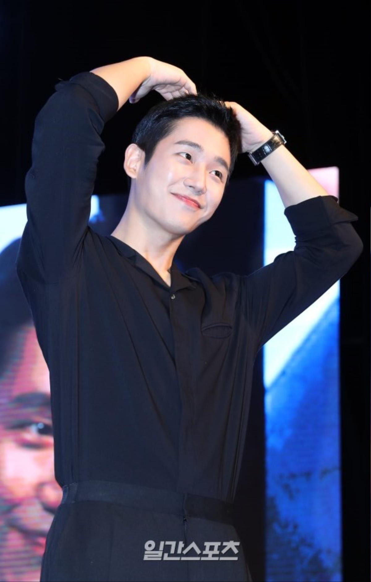 Báo Hàn đăng loạt ảnh Jung Hae In tươi cười chơi game cùng người hâm mộ tại fanmeeting Việt Nam Ảnh 2