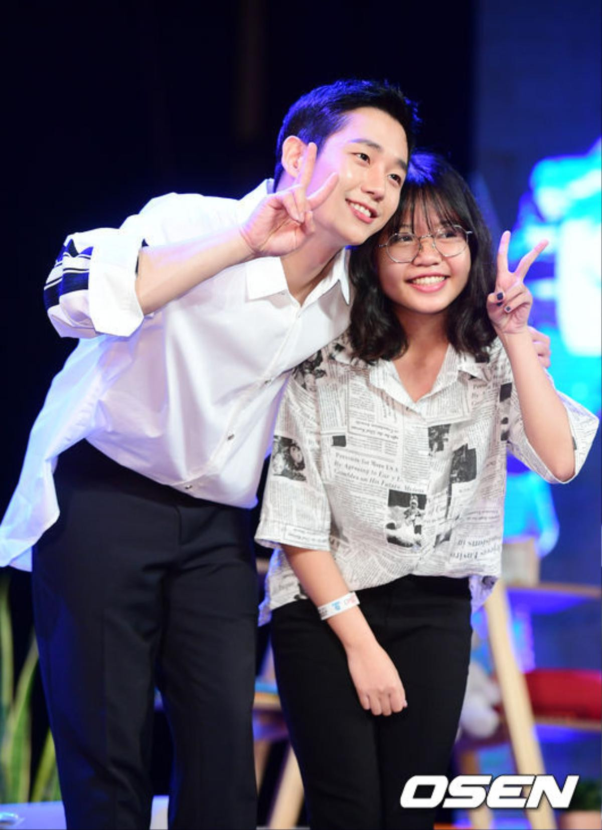 Báo Hàn đăng loạt ảnh Jung Hae In tươi cười chơi game cùng người hâm mộ tại fanmeeting Việt Nam Ảnh 17