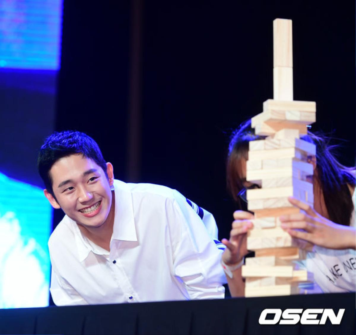 Báo Hàn đăng loạt ảnh Jung Hae In tươi cười chơi game cùng người hâm mộ tại fanmeeting Việt Nam Ảnh 20