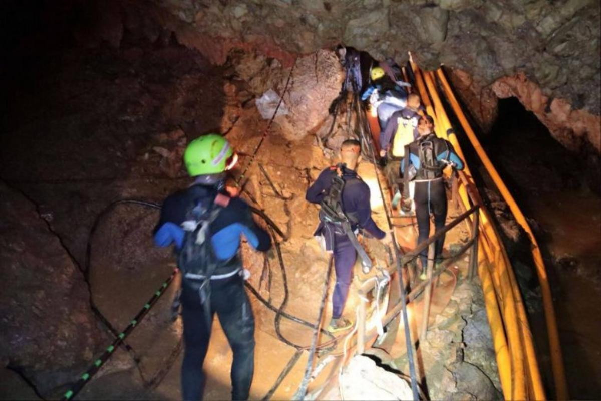 18 thợ lặn đã vào hang, dự kiến 21h hôm nay đưa thành viên đầu tiên của đội bóng Thái ra ngoài Ảnh 1