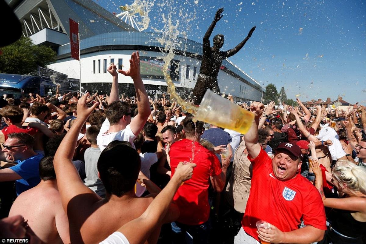 Trèo cột đèn, hò hét trên nóc xe buýt hay muôn vàn kiểu ăn mừng quá đà của CĐV World Cup Ảnh 11