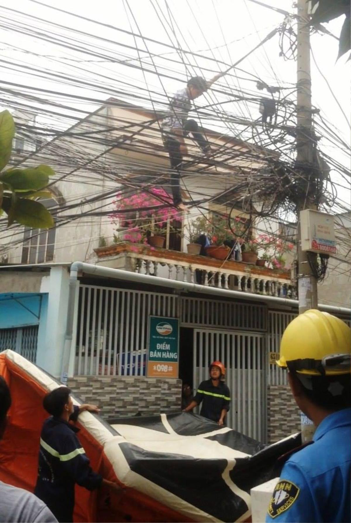 Giải cứu thanh niên nghi ngáo đá trèo lên cột điện la hét 'xuống đất sợ bị giang hồ chém' Ảnh 1