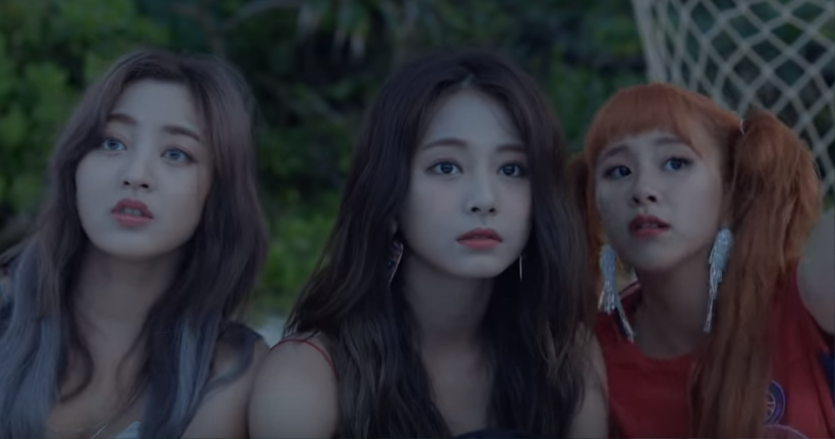 BlackPink, APink chính thức đón chào đối thủ mới: TWICE vừa lên sóng MV 'hót hòn họt' Ảnh 4