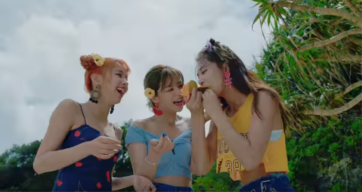 BlackPink, APink chính thức đón chào đối thủ mới: TWICE vừa lên sóng MV 'hót hòn họt' Ảnh 5