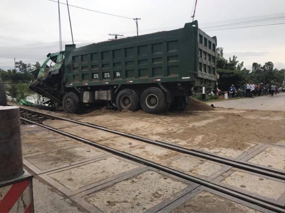 Hy hữu: Xe tải bất ngờ chết máy giữa đường ray rồi bị tàu hỏa húc văng nhưng tài xế vẫn thoát chết thần kỳ Ảnh 1