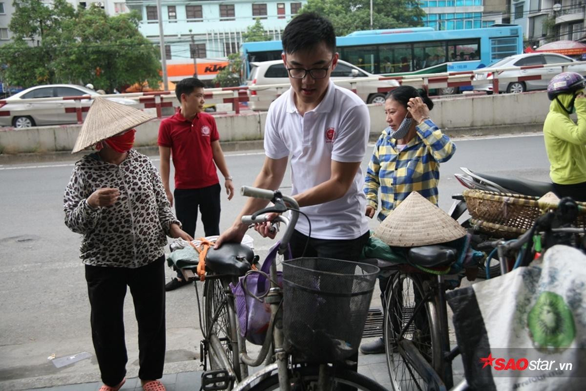 Ấm lòng với những suất cơm 2.000 đồng đầy ắp tôm thịt dành cho người lao động nghèo ở Hà Nội Ảnh 8