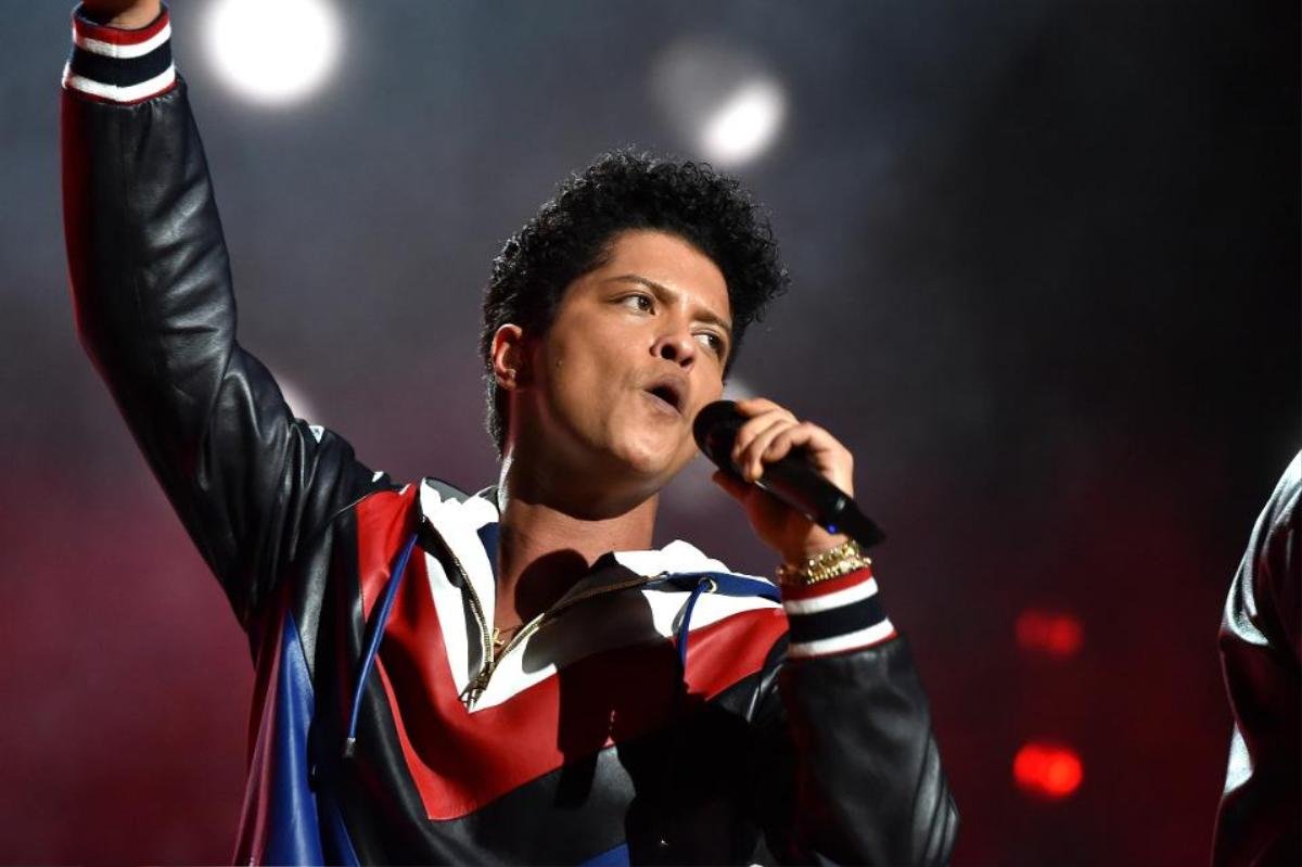 Hài hước như Bruno Mars: Sân khấu bốc cháy vẫn thản nhiên chế lời bài hát để hợp với khung cảnh Ảnh 5