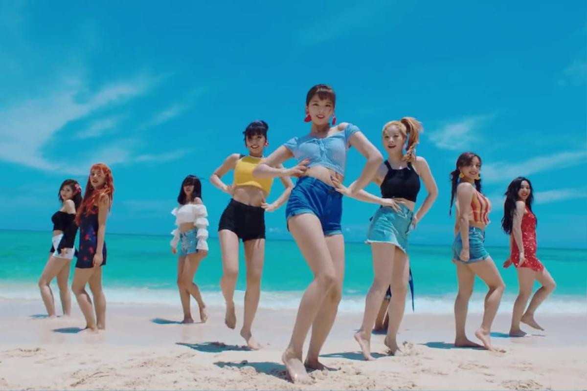 Nhờ hit này, TWICE trở thành nhóm nữ K-pop đầu tiên có 5 MV cán mốc 200 triệu lượt xem! Ảnh 13