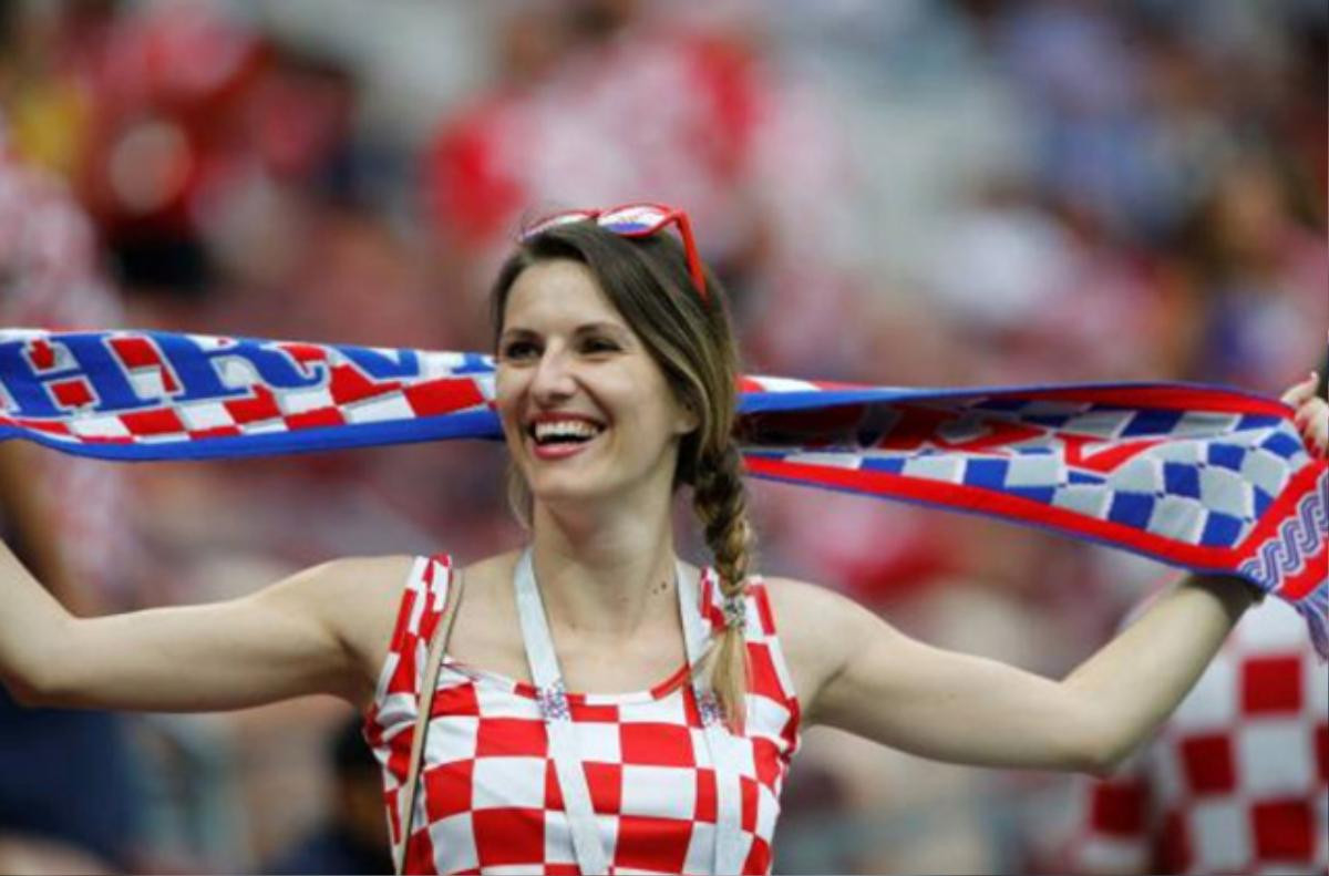 Kiều nữ Croatia và Anh ‘đốn tin’ NHM trên khán đài World Cup Ảnh 3