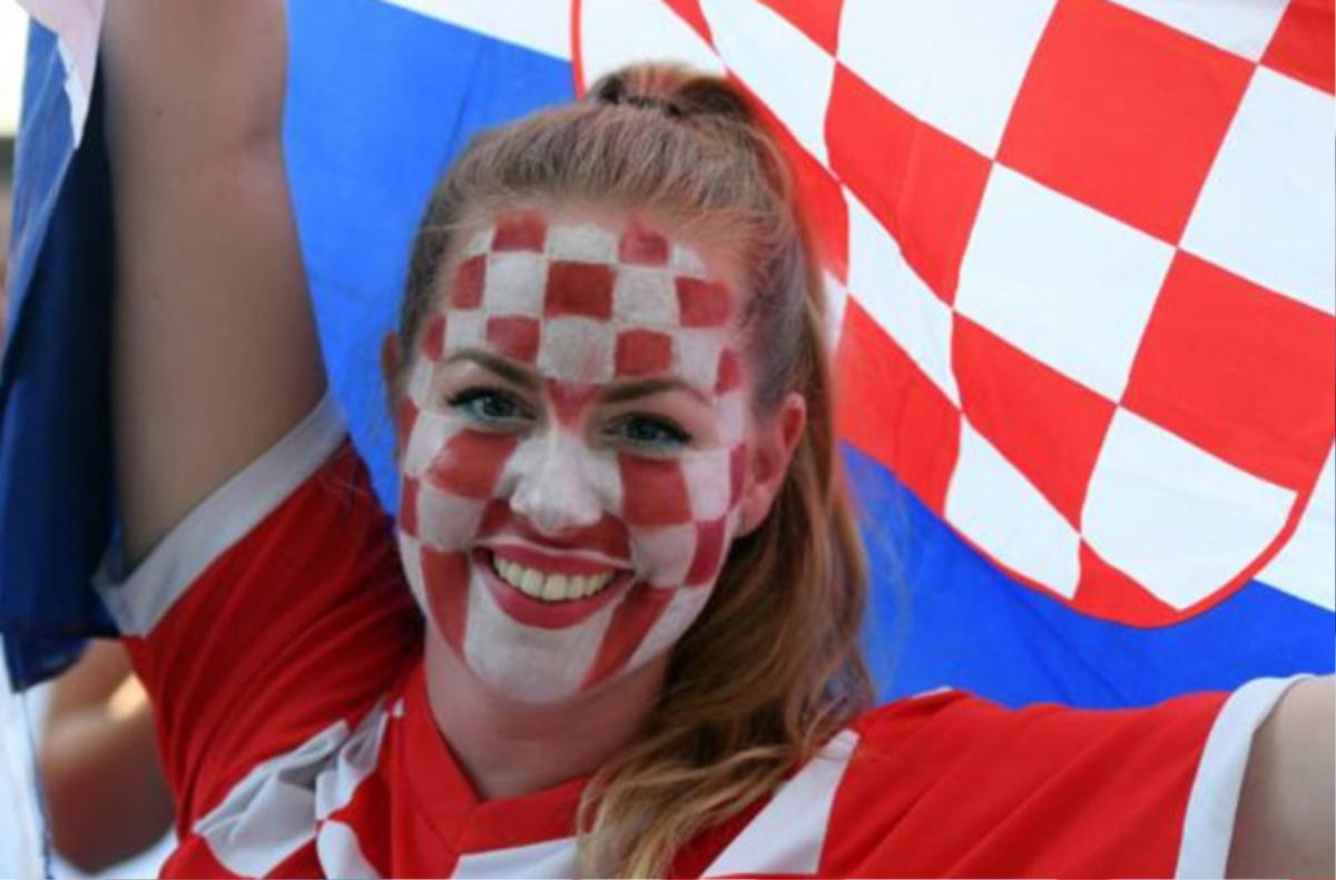 Kiều nữ Croatia và Anh ‘đốn tin’ NHM trên khán đài World Cup Ảnh 4