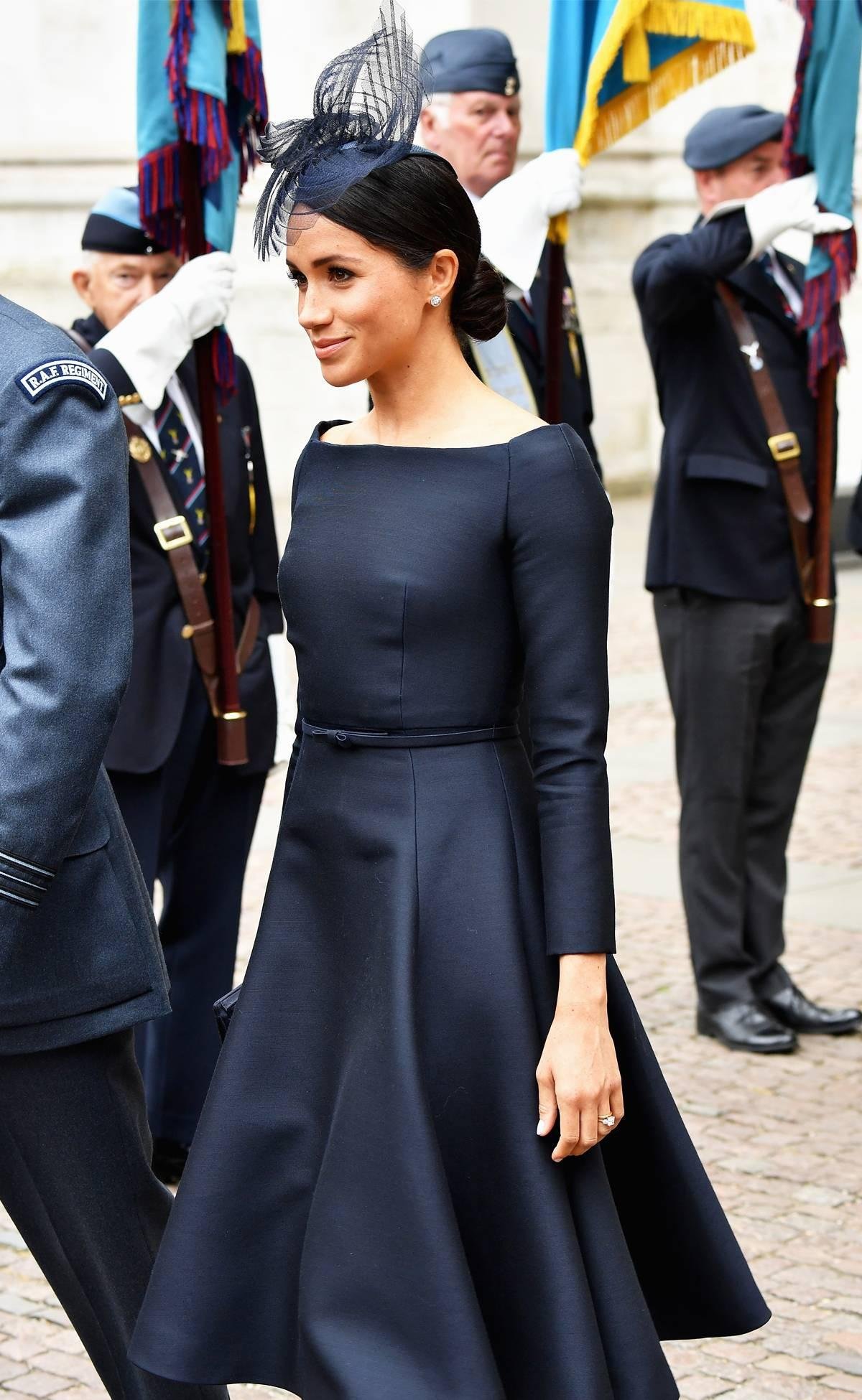 Không nghi ngờ gì nữa, Công nương Meghan Markle đã 'bỏ bùa' cả thế giới với váy cổ thuyền Ảnh 4