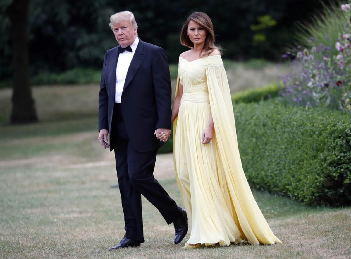 Đệ nhất phu nhân Melania Trump tuyệt đẹp trong chiếc đầm vàng có giá gần 150 triệu đồng Ảnh 1