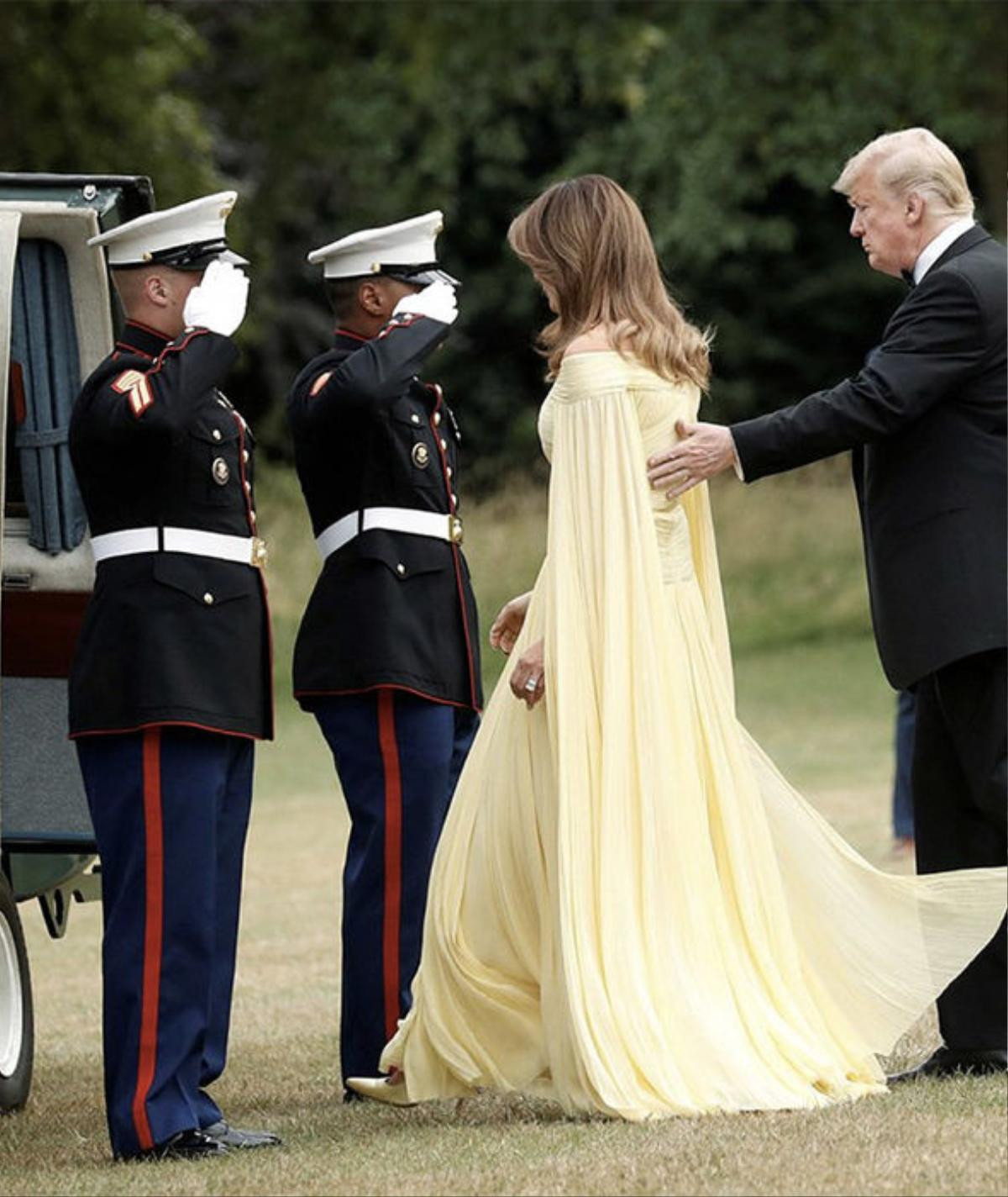 Đệ nhất phu nhân Melania Trump tuyệt đẹp trong chiếc đầm vàng có giá gần 150 triệu đồng Ảnh 2