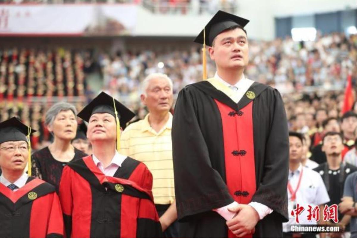 Yao Ming, anh chàng mặt troll nổi tiếng trên Internet đã tốt nghiệp Đại học Ảnh 1