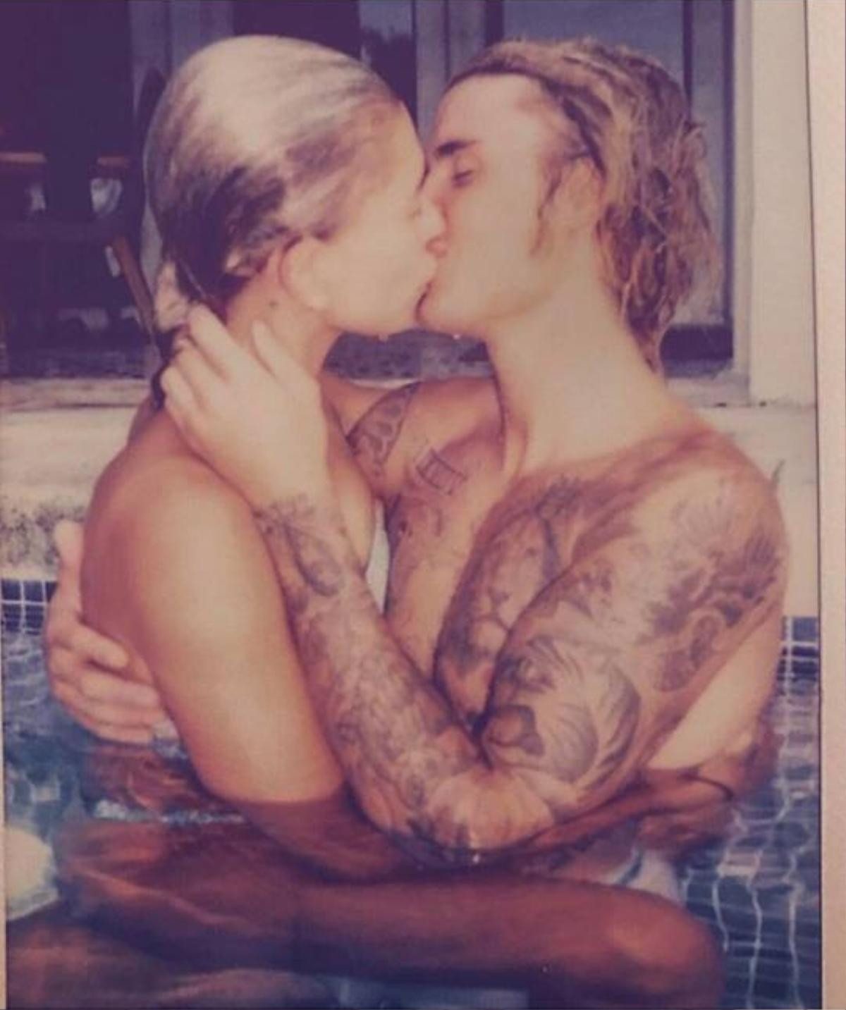 Justin - Hailey hôn nhau cực 'ngọt' trong bồn tắm, ai còn nói rạn nứt tình cảm nữa chứ! Ảnh 1