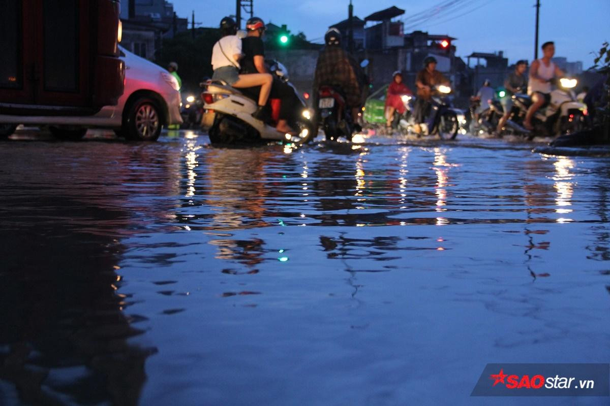 Người Hà Nội vật vã di chuyển về nhà trong cơn mữa tầm tã, đường sá ngập nặng Ảnh 8